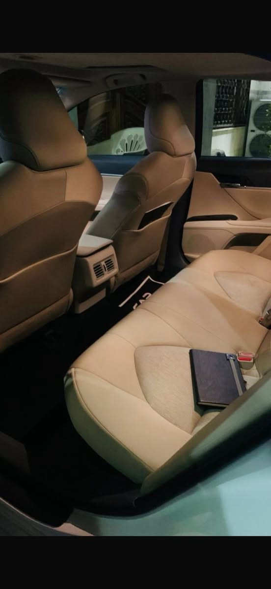 كامري هايبرد  2024 وكالة عبدالطيف جميل
ماشية 43 الف 
مواصفات : 
محرك2500
AIR BAG عدد 8
حساسات امامي خلفي 
لايت زينون+ LED 
كشافات
سلايد رووف 
ويل كاب 18 
مفتاح تشغيل بصمة 
شاشة
كاميرة دوارة 
الانارة الداخلية LED
مقعد السائق كهرباء 
مثبت سرعة 
ثلاث مودات قيادة
قطعتين تبريد 
هاند بريك كهرباء 
ABS
اوتو هولد 
اشارة في المرايا الحانبيات قابله للطي كهرباء
مخرج منفذ الطاقة 
بردة خلفية كهرباء 
شاحن هاتف Wireless

رقم بغداد سنوية جديدة لحد 2030 بأسمي 

كير و محرك مكفولات 
السعر 248 $ و بيهة مجال بسيط 
رقم التلفون ***********
مكان السيارة بغداد
