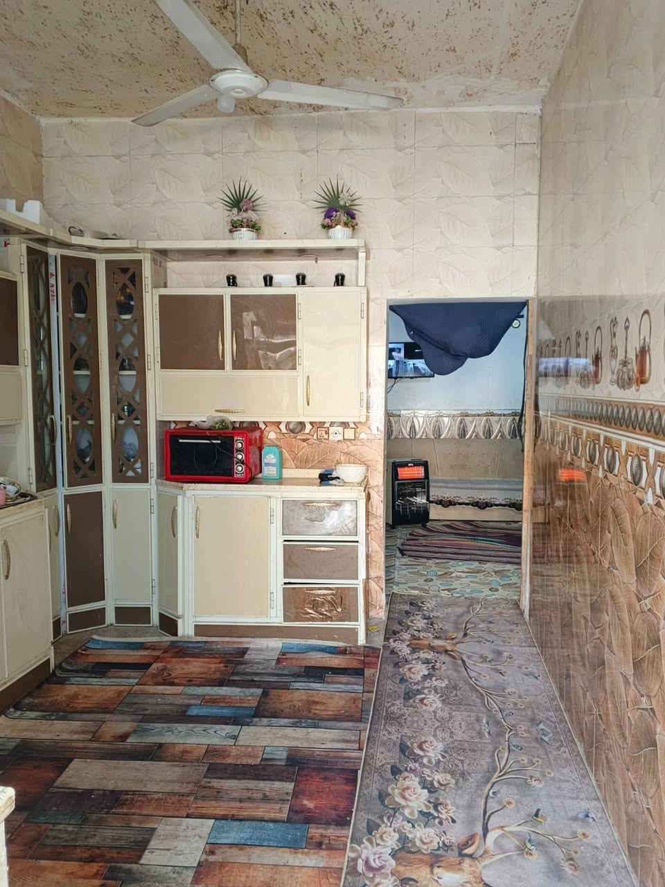 الدار للبيع المساحه 185متر طابو زراعي سند 25 الموقع حي السجاد مقابل سيد جواد شارع حسين أبو الدهن غرف نوم ثنين وحده فوك وحده جوه ستقبال وصاله ومطبخ مجمع صحي السعر 50 بي مجال 
بناء بلوك السقف شيلمان البيت نضيف جدا 
أي استفسار إتصال على الرقم التالي واتساب ***********
أو مراجعة مكتب ابو زهراء التميمي شارع المواكب مقابل حسينية الخزرج الخاص مفتوح
