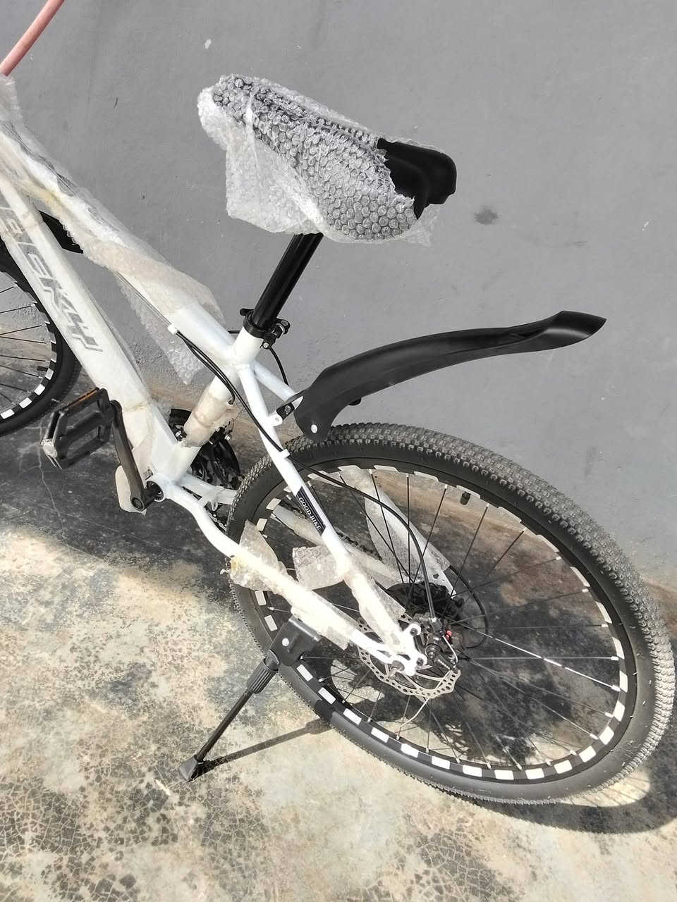 السلام عليكم بايسكل رياضي للبيع جديد مامشي لساعو صارلي يوم من شتريتو بريكاتو دسكات حساسات وره وجدام تبديلات وره وجدام السعر 120 وبي مجال قليل لساعو بلايلون اتصل وتدلل ***********
