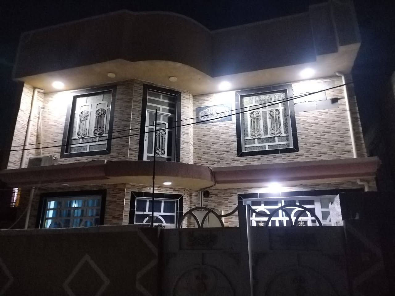 سلام عليكم 
بيت مساحه ١٥٠ متر الواجه ١٠ ونزال ١٥ ركن 
طابقين 
الطابق الاول استقبال ومطبخ وهول وغرفه نوم مجمع صحيات داخلي وخارجي  و كراج
الطابق الثاني 
غرفتين نوم ومجمع صحيات 
طابو زراعي سند ٢٥ 
العنوان ابو خستاوي شارع الغسل خلف عقيد فرحان 
فرع مقابل اسواق رائد 

*********** بي واتساب
