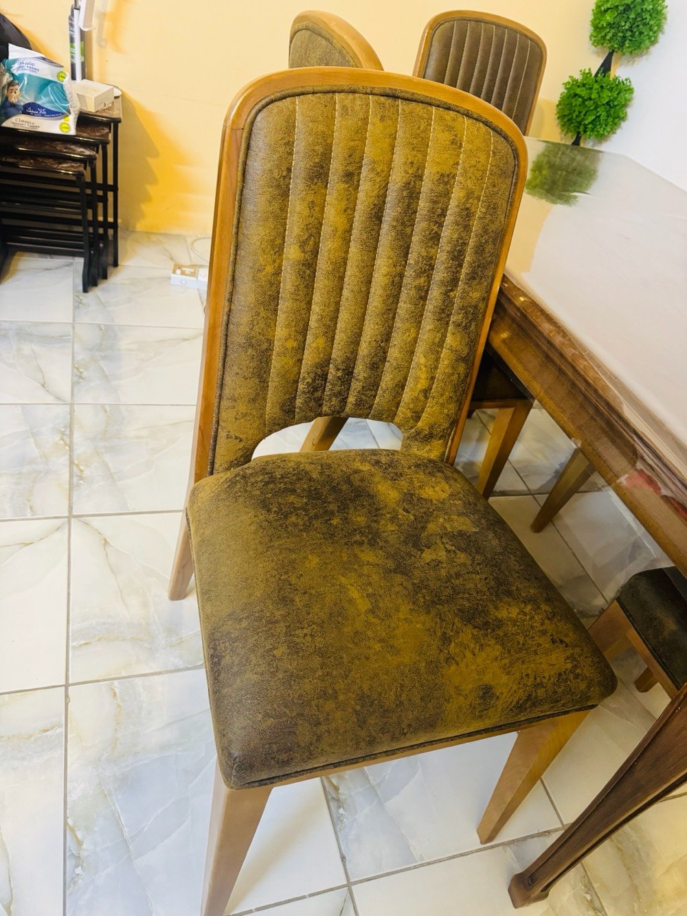 أعرض للبيع ميز طعام خشبي أنيق مع تفاصيل جميلة، يضم 6 كراسي مريحة. التصميم يجمع بين الجمالية الكلاسيكية والعملية، مما يجعله إضافة رائعة لأي غرفة طعام. في حالة ممتازة وجاهز للاستخدام المباشر.