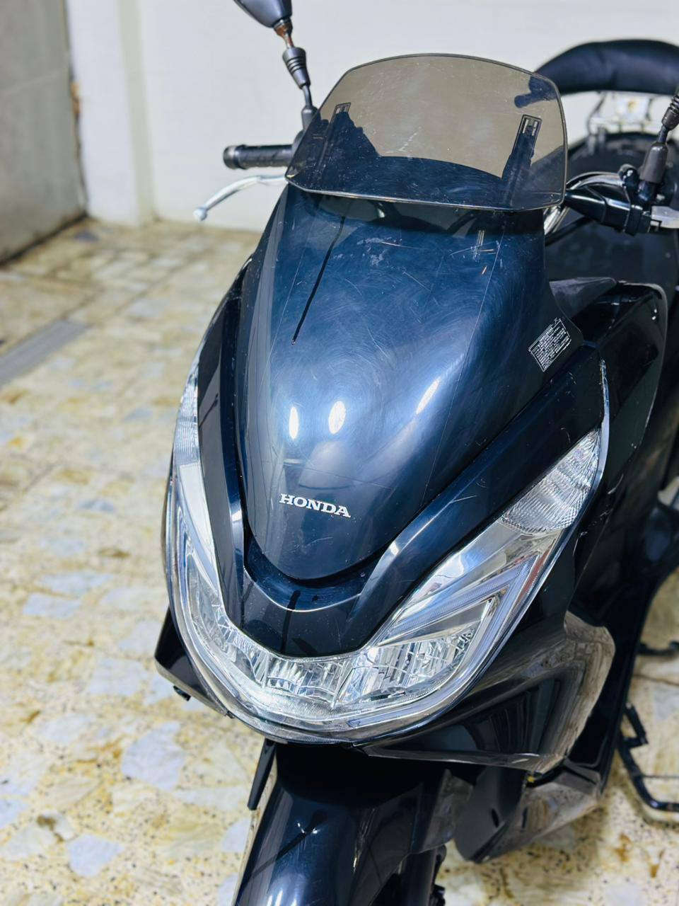 السلام عليكم دراجه pcx جيل الثاني  للبيع ماشيه 39 دراجه كامله مكمله ما عدى ضربه بسيطه بالكفر لامامي محرك مكفول وع الفحص كهربائيات كامله وشغاله  السعر 13 وبيها مجال بسيط للأستفسار *********** اتصال فقط ماكو خاص بغداد, العراق
