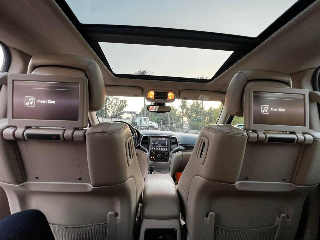 السلام عليكم
جيب شيروكي ليمتد بلاس 
موديل 2018 خليجي 
ضرر : تبديل دعامية وبنيد اثر حادث والايرباك طاك بيها صبغ باب وجاملغ خلف السائق وبيها رصعة كد الإصبع ويحتاج ترتيبات بسيطة مثل صيانة بالمحرك .. لكن السيارة شغالة وتمام. بس لازم اذكر كل الموجود للأمانة 
الشواصي نضيفات 
المواصفات الخليجي معروفة (فول مواصفات) )”السيارة شكلها كلش حلو 
ماشية 118000 ميل رقم بغداد.
العنوان بغداد 
السعر : 22000 $ 
***********
