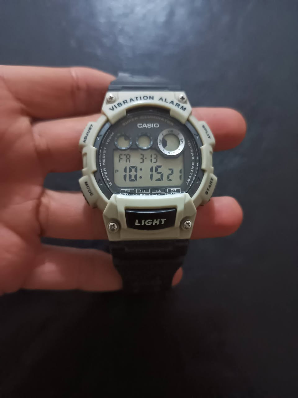 السلام عليكم 
كاسيو اصلي 
السعر 50

تتميز هذه الساعة بخاصية المنبه بالاهتزاز (Vibration Alarm)، مما يجعلها مثالية للتنبيه بهدوء في الأماكن الهادئة أو الصاخبة
أبرز مواصفات الساعة:
عمر البطارية: يصل إلى 10 سنوات (باستخدام بطارية CR2032).
مقاومة الماء: حتى عمق 100 متر، مما يجعلها مناسبة للسباحة والغطس السطحي.
الإضاءة: مزودة بضوء LED خلفي قوي (Super Illuminator) باللون الأبيض.
الوظائف الإضافية: تشمل ساعة إيقاف (Stopwatch)، مؤقت تنازلي (Countdown Timer)، منبه يومي، وتقويم تلقائي كامل حتى عام 2099


**إذا كنت صاحب هذا الإعلان وتريد حذفه لأي سبب، رجاءا أرسل رسالة إلى الدعم الفني**