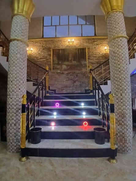 السلام عليكم
بيت للبيع طابو زراعي سند 25 مستقل
مساحه 400 متر مربع نزال 20*20 ركن
9 غرف 2 سويت 
بناء حديث صب مسلح طابقين 
الطابق الاول يحتوي على 
خمس غرف نوم اثنين منهم سويت
صاله 11*5 
استقبال كبير محيط بكل اجزاء البيت 
مجمع صحيات كامل 
مطبخ حار وبارد 
مناور عدد 3 محيطه بالبيت من كل الاتجاهات 
كراج البيت كبير مع مجمع صحيات خارجية
الطابق الثاني 
اربع غرف نوم 
مجمع صحيات كامل
استقبال كبير ع مساحه الطابق الثاني 
سطح اول وسطح ثاني 
واجهه حجر من التطعيم 
درج فرعوني اتجاهين 
نظام البيت منفصل الطابق الاول عن الثاني من حيث 
الماء والكهرباء والمجاري 
الموقع....شارع 80 خلف بانزين خانة الاضواء مباشرة
سابع بيت عن الشارع العام
***********
