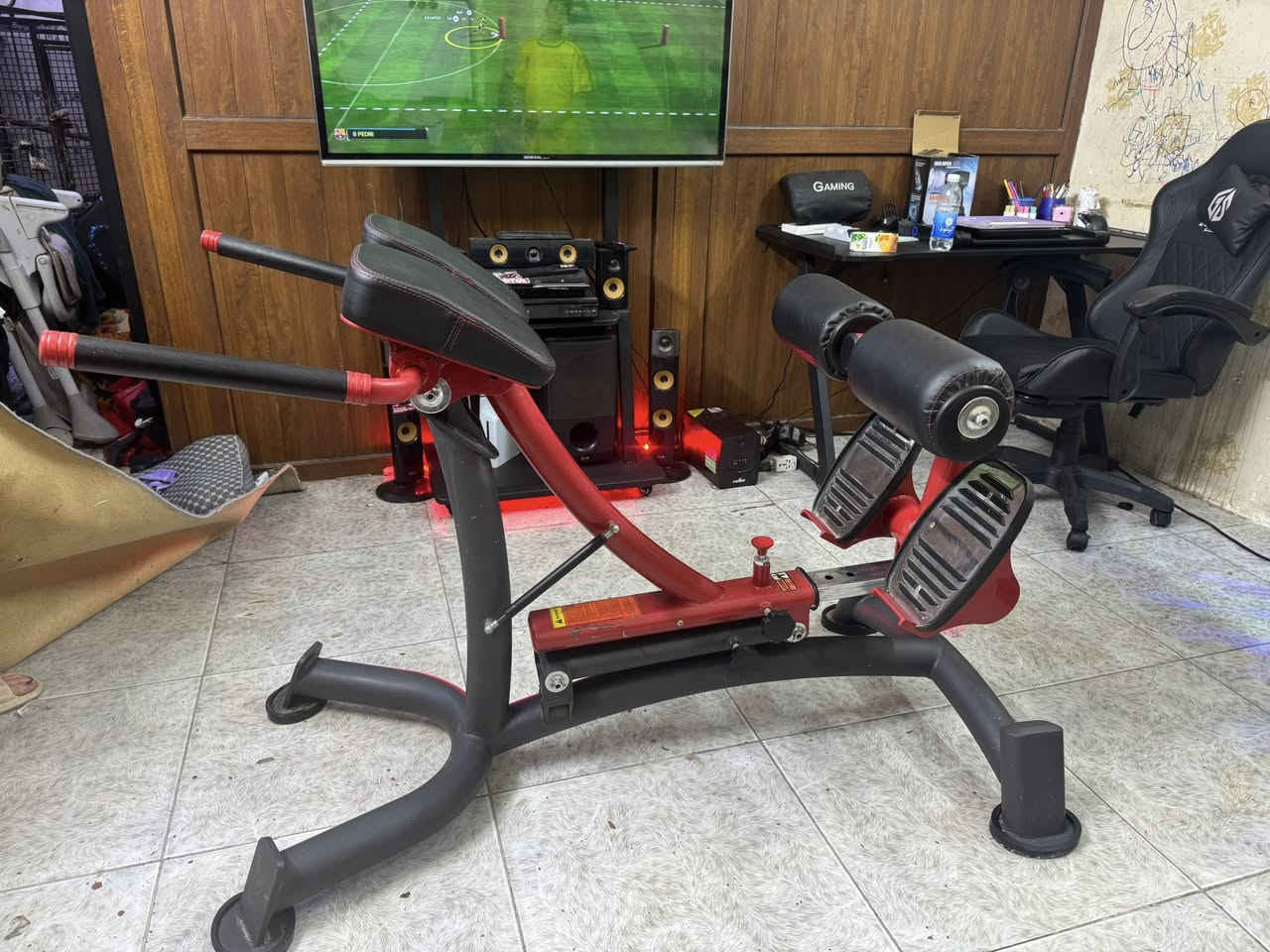 جهاز تمارين لعضلات البطن اصلي حديد ثقيل
يتميز بمساند مبطنة باللونين الأسود والأحمر لتوفير الراحة والدعم أثناء التمرين.

يحتوي على مساند قدم دوارة لمزيد من الدعم والتنوع في التمارين.

مصمم لتمارين البطن والظهر الأساسية.

يحتوي على مقابض يد سوداء مع تفاصيل حمراء.

يمكن طيه للتكبير والتقصير 

السعر ٣٠٠ الف🔒🔒

***********
