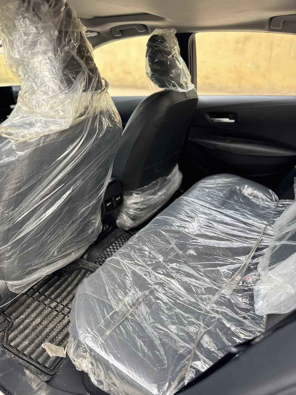 على بركة الله
تويوتا كورلا هايبرد 2025
شكل الخليجي
ماشية الف 5 فقط
بعدها بوضع الشركةة
الفول مال الشكل الخليجي  
بصمه 
فتحة 
اشاره بالمري 
هاند بريك دكمه 
اوتو هولد 
مثبت سرعه 
 قيادة ذاتيه
كشنات جلد
السعر 162  وبيها مجال شي بسيط 
مكان السيارة رمادي 
***********
