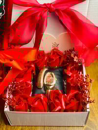 بوكس عيد الحب • ورد أحمر • ساعة راقية