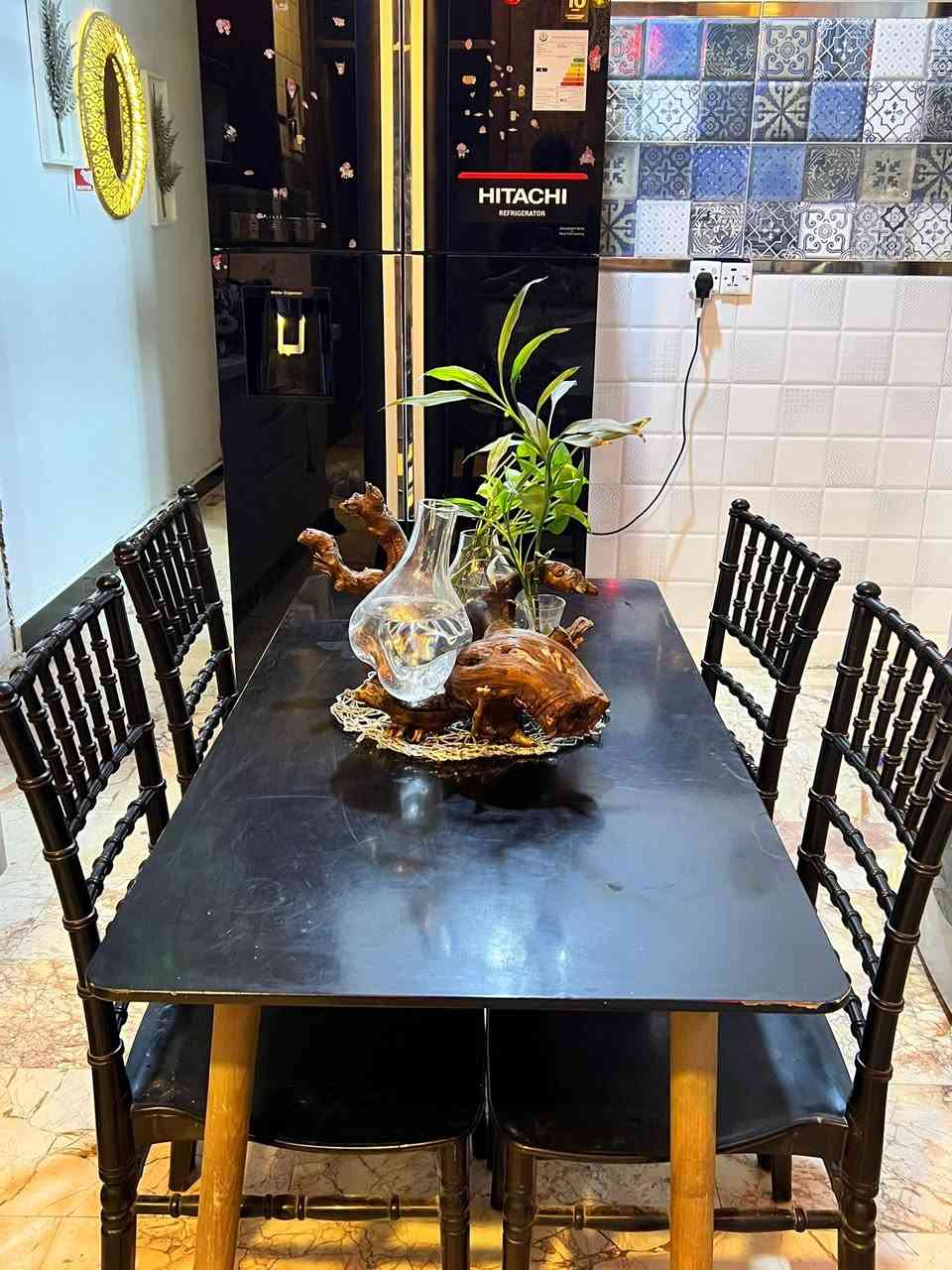 سلام عليكم 
للبيع ميز طعام 
ألون اسود 
أربع مقاعد 
 السعر 100 
واتساب ***********
الدورة حي الصحة ❤️
