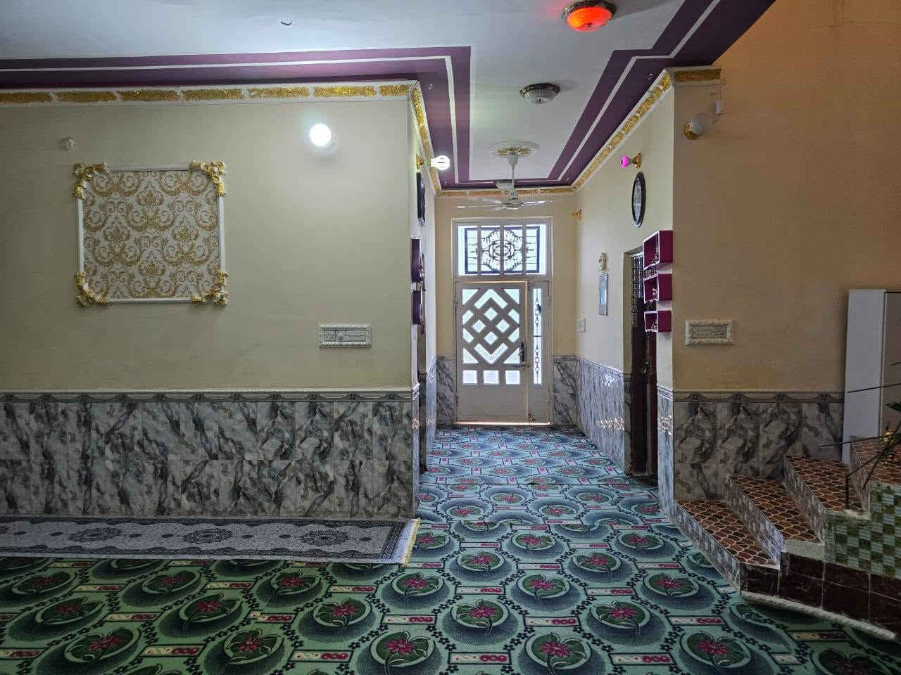 البيت للبيع مساحته 250
بيت متكون من غرف 2(6*4)
صاله(5*8)  استقبال(7*4)مطبخ(5*4)
 منور+ حمام داخلي + حمام خارجي 
موقع البيت //شارع أربعين قرب مكتب عادل حاشوش
السعر خاص 
الاستفسار الاتصال على هذا الرقم ***********

