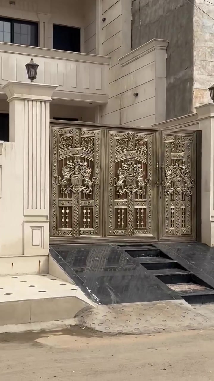 بيت للبيع بمنطقة الخربطليه الجديده قرب جامعة الكنوز العيادات الطبيه مساحه 252+12 متر فظله بناء جديد درجه اولى ثلاث طوابق يحتوي على 8 غرف + غرفة طعام واستقبال وحديقة داخلية وخارجيه شارع 15 متر يصلح سكن او مشروع تجاري مدرسه او روضه او مجمع طبي للتواصل ***********

