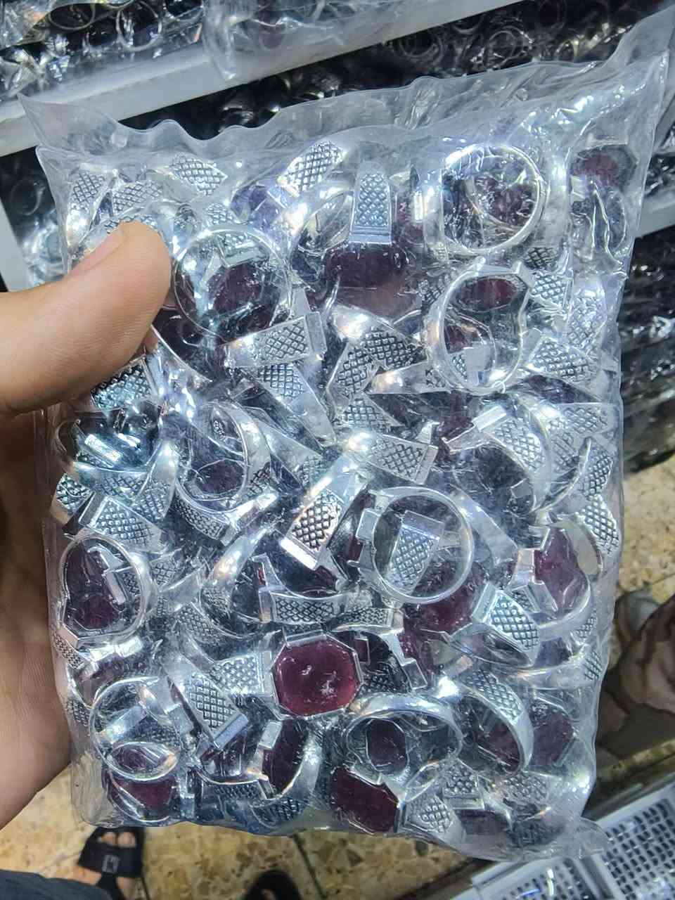 محابس انتمون سعر ١٠٠ محبس ٥٠ الف يوجد توصيل لجميع المحافظات رقم الحجز الواتساب ***********
