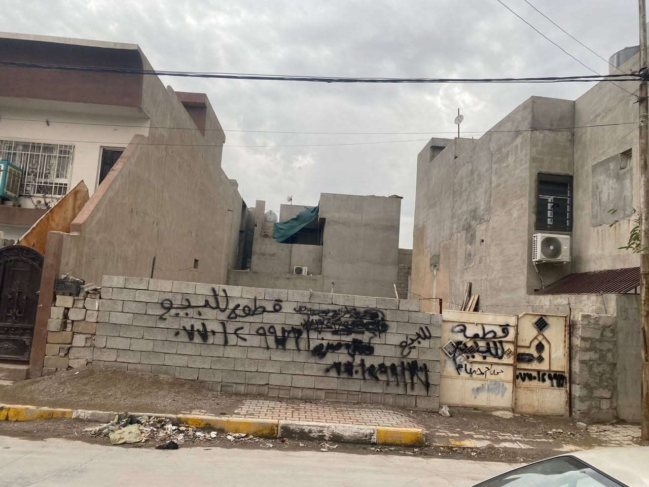 قطع للبيع طابو صرف بسم شخص واحد المساحه 200 متر السياده 3 قريب عل كوسترات.     95 وليه مجال قليل  مكلف بنشر رقم صاحب القطعه   ***********
