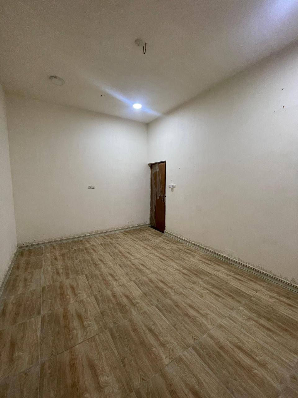 يوجد شقه في منطقه حي الاصدقاء طابق اول نظيفه جدا تحتوي على غرفتين وصاله ومطبخ وصحيات سعر الايجار 350 الف *********** يوجد وتساب
