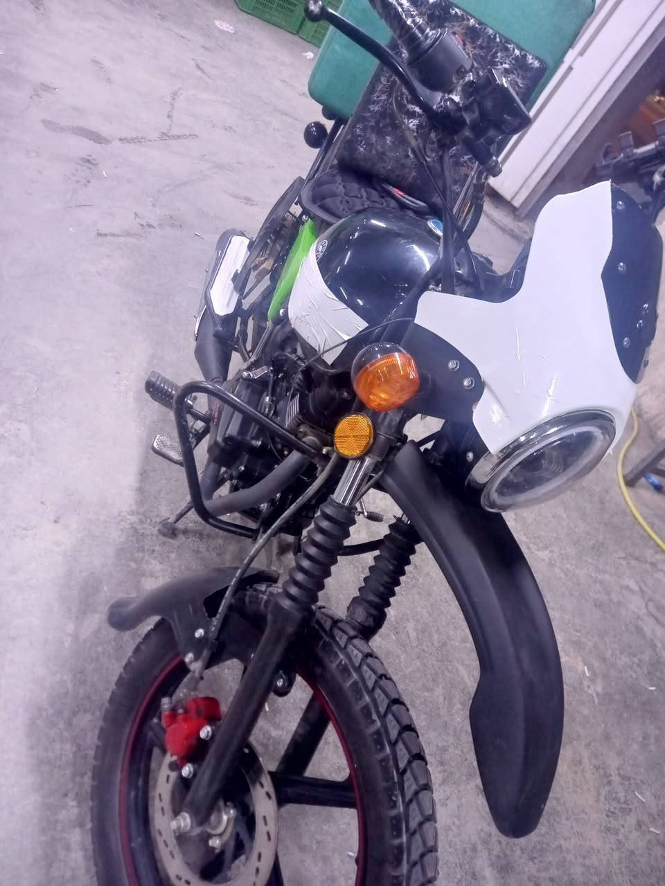 سلام عليكم دايوان 25مرقمه ربيل بسمي تحول شوكت ما يعجبك دراجه كامله مكمله السعر مليونين 400وبيها مجال بسيط المكان بغداد السيديه ***********
