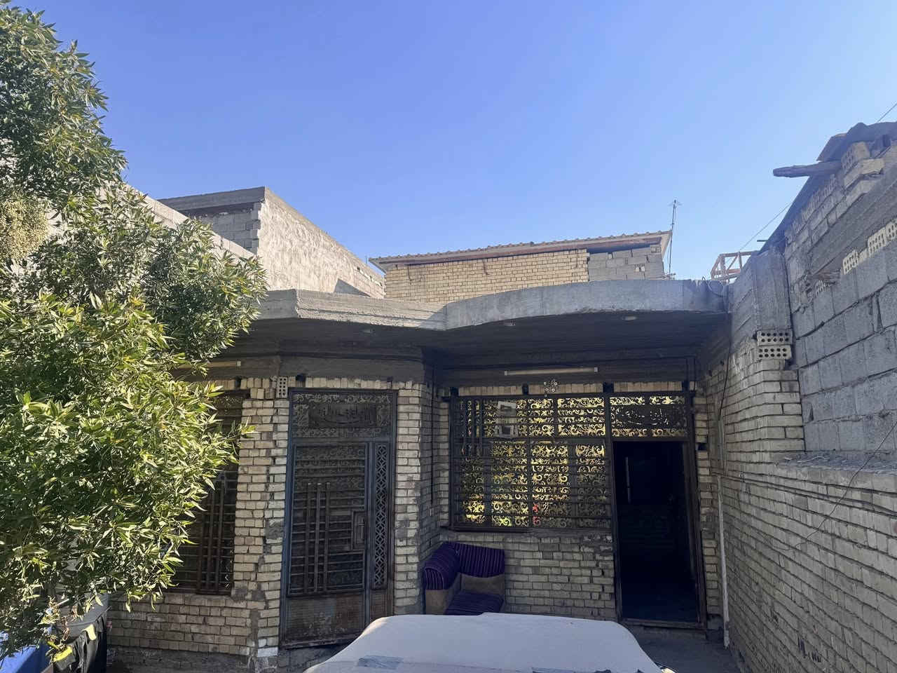 سلام عليكم بيت مساحة 225  جنس الأرض سند 25 واجه 7x50 ونزال 30 يحتوي علئ غرفة كبيرة 5x4 وصاله كبيره حمام داخلي +خارجي مطبخ حار وبارد استقبال كبيرة 9x4 مطبخ بارد كبير مساحة داخل لبيت حديقه وكراج بناء حديث 2023 المكان حي السفير مقابل حي الرحمة يرهم نصفين  الاستفسار *********** السعر 115
