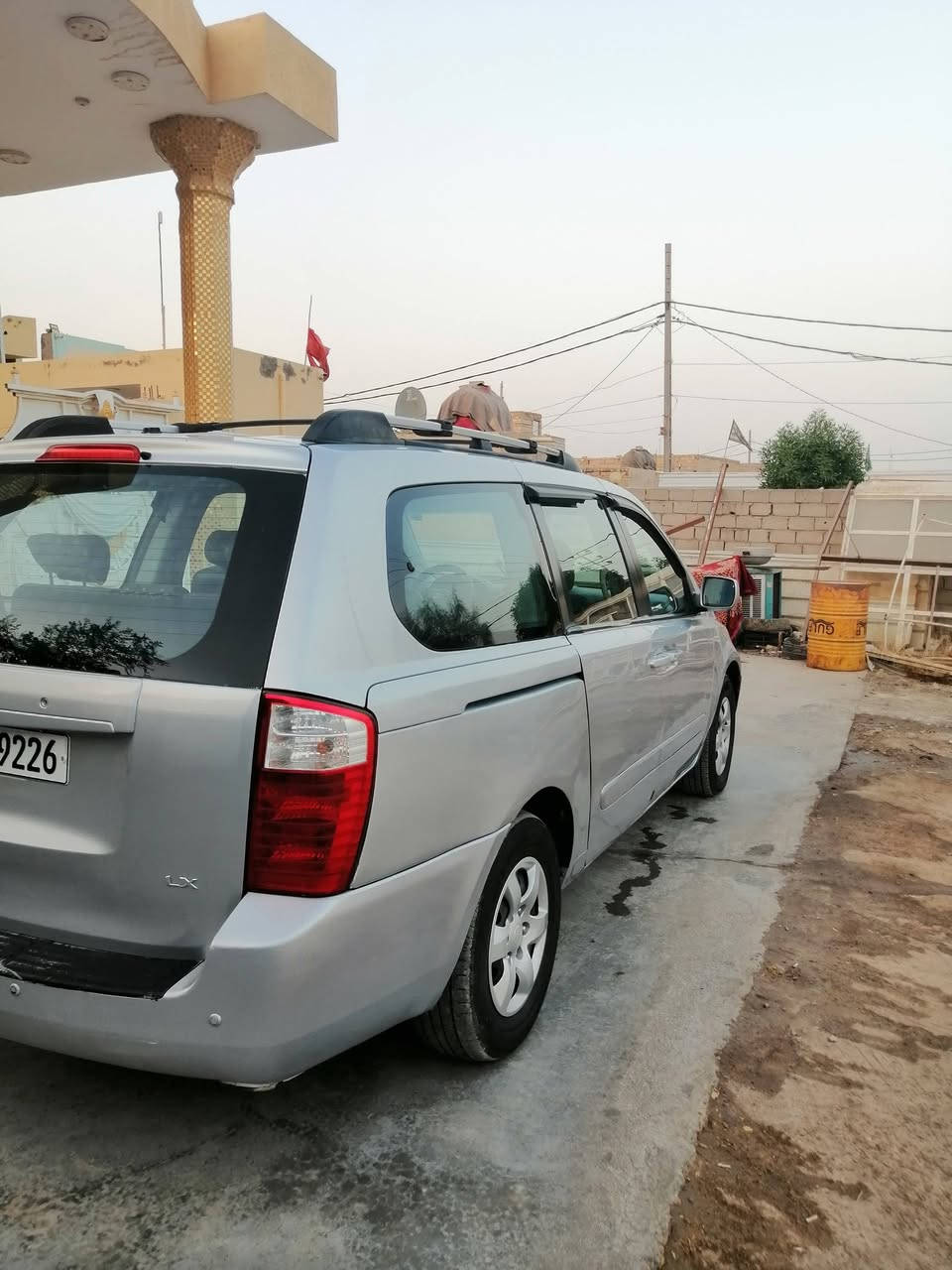 سلام عليكم كيا سيدونا لون سلفر رقم بغداد انجليزي مشروع وطني هزه جديده مكينه وكير  3800 جدد ثلاث قطع تبريد 8 راكب غاز بنزين منظومه غاز 80 لتر سياره جاهزه حداديه دوشمه باتري جديد ما بيها اي نقص وبيها صبغ حزام للجماليه فقط مكان سياره ديوانيه قضاء الحمزه الشرقي ما متواجد على الفيس السعر 125 رقم الهاتف ***********
