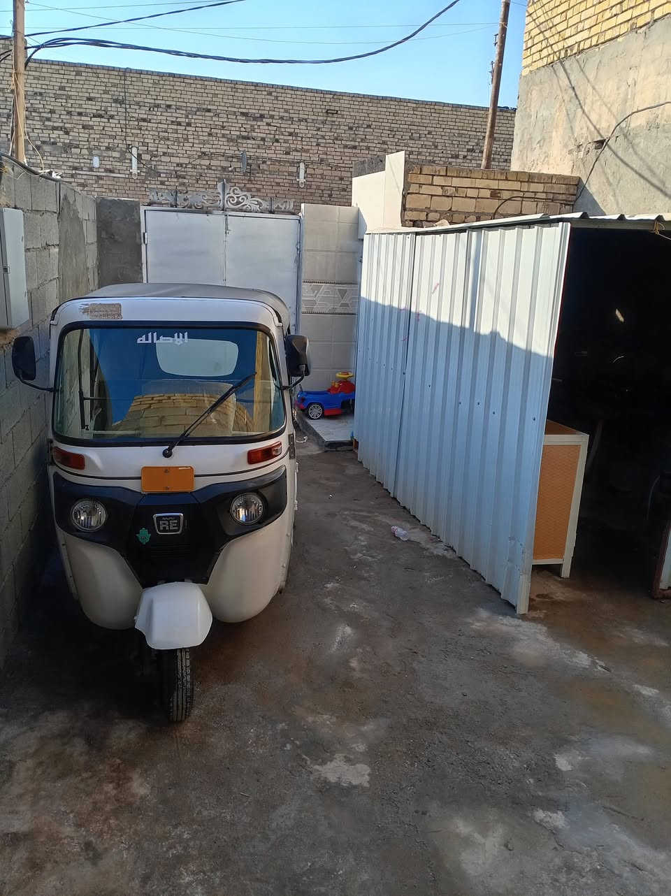 يالله بيت مساحه ٩٥ حي الحريه شارع عشرين قرب المدرسه الجديده يحتوي غرفه وصاله داخلهه مطبخ وصحيات ومنور بناء جديد البيت ميري     البناء بلوك
***********
