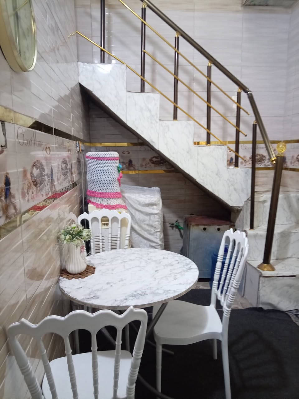 بيت للبيع في حي الوفاء مساحته ٥٠متر مقابل الجزيره شارع عشرين موقع ممتاز طابق ونص يحتوي على غرفتين ومطبخ وصاله وصحيات والكاونتر والطباخ و المجمده وبراد وتانكي مي ومعرض تلفزيون كلهن مع سعر البيت سعره ٩٥ وبي مجال للاستفسار ***********
