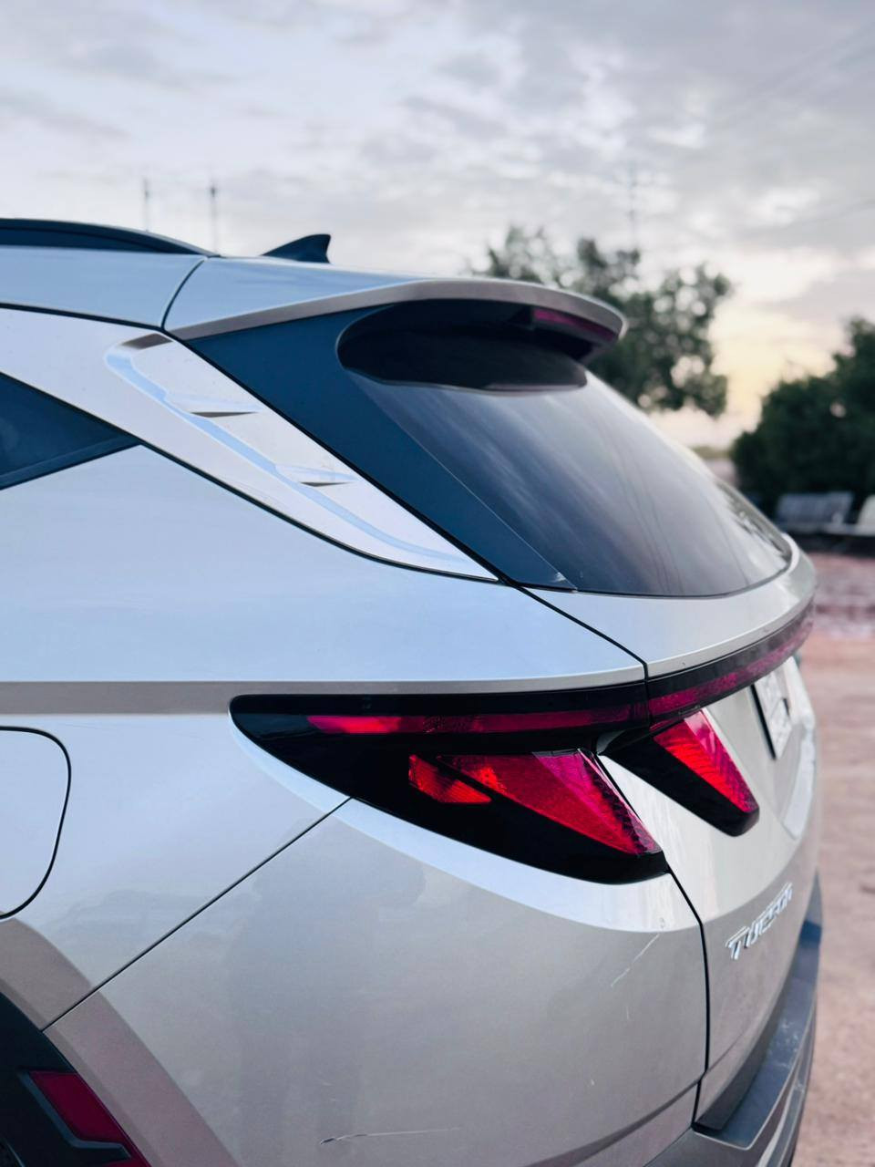 السلام عليكم ورحمة الله وبركاته للبيع هونداي توسان موديل 2024 مرقم كتاب شهداء قادسية ماشية 40 مايل فول مواصفات عدى البنوراما دواخل ابيض وأسود بيها قطعة تبديل(جاملغ ايمن) بأمريكا فقط صور الضربة مرفوقة بالأخير  السعر 188 وبيها مجال رقمي للتواصل *********** السماوا, المثنى
