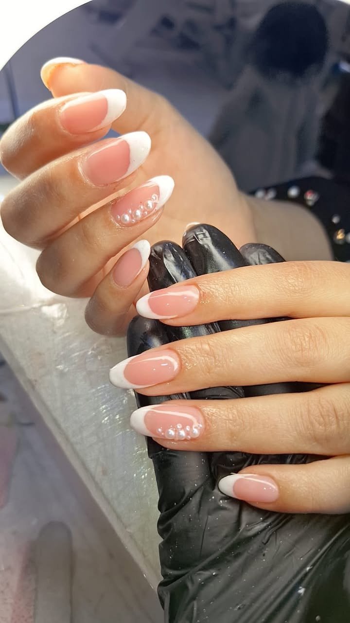 عروض صالون حرير 
بمناسبة العيد راح يبدي عرضنا من اليوم إلى اول يوم العيد 
حفافه +واكس 8
حف5
تنضيف بالهايدروفيشيل ١٥
تنضيف بشره  هايدروفيشل +ابره نضاره ٥٠
تنضيف بشره عادي ١٠

عرض الشعر 
صبغ شعر +ميش للشعر طويل ٥٠
صبغ+ميش شعر المتوسط ٣٠
صبغ  +ميش ٢٥
صبغ شعر طويل ٤٠
وسط٣٠
قصير٢٠
معالج شعر بالكافيار ٢٠ الف 

تاتو جميع تقنياته ٣٠
توريد شفه ٢٥
تحديد ١٥

عروض الاضافر 
جل اكستيشن فول دزاين ب ٢٠ الف بدون بدون دزاين ١٥ الف 
سترونك ١٥ الف
جلش ٥ الف
منكير يد ب ٥ الف
بدكير ٥ 
بدكير ملكي ١٠ 
شيرة فل بدي ٢٥ الف 
شيرة المنطقةًالواحدة ٥ الف 
شيرة بكيني فقط ١٠ 
ملاحظة كل زبونة تقطع وصل من المركز بقيمة ١٠٠ الف راح تحصل على هدية مجانية 
عروض المكياج 😍
حنه +عرس ١٥٠الف
مكياج مناسبات +رموش ٢٥
مكياج بدون رموش ٢٠
رسمة عين فقط مع رموش ب١٥

العنوان بغداد علي الصالح شارع جامع الزغل البنايه المقابلة للجامع الطابق الثاني 
للحجز والاستفسار الاتصال على الأرقام ***********  ***********
