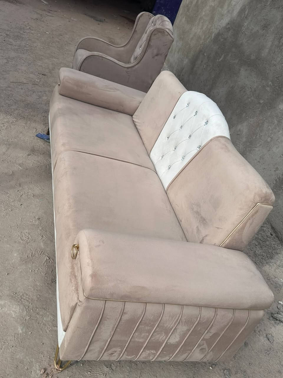 سلام عليكم  تخم مستعمل للبيع  سعره 500وبي مجال بسيط  مكاني النجف  للاتصال ***********
