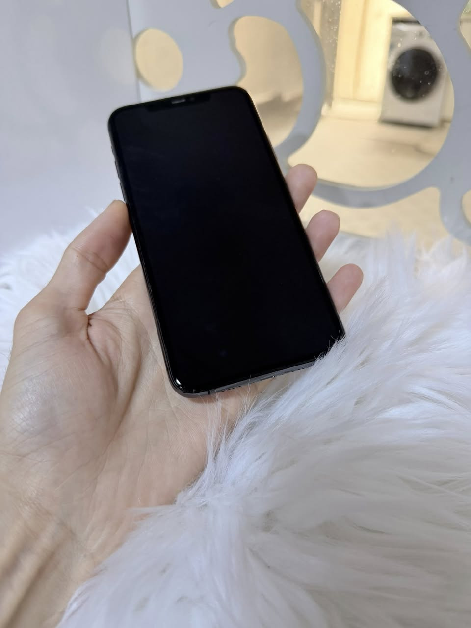 ئایفۆن ١١ پڕۆ ماکس ٢٥٦ گێگا
شتێکی جوان و خاوێن تەنها شوشەی پشتی گۆڕاوە
 و بێ کێشەیە زاکیرەی ٢٥٦ گێگایە و یەک سیمە
نرخی ٢٩٩ هەزارە و گەیاندن هەیە
ناونیشان - قەڵاتی نوێ مۆبایلی هاوکار
ژمارە مۆبایل :- 📱 ***********
