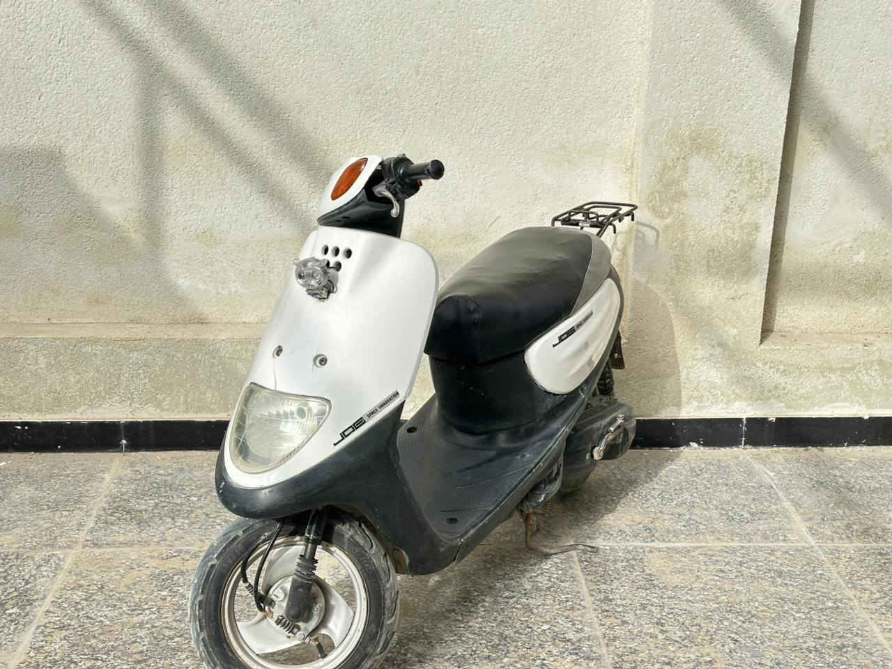 السلام عليكم دراجه 60 منغولي للبيع معروفه 
الدراجه نكره هندر وسلف كامله كلشي ماعوزه 
الدراجه مفتوحه بس مكينته تخبل شلع معدل 
المواصفات /
لايت عالي ناصي 
هورن 
اشاره يمنه يسرا 
جنطه جبيره 
قفل اكسن وستير
سويج عدد 1.
الدراجه نضيفه كلش السعر (350) وبيه مجال للطيبين للتواصل (***********)
