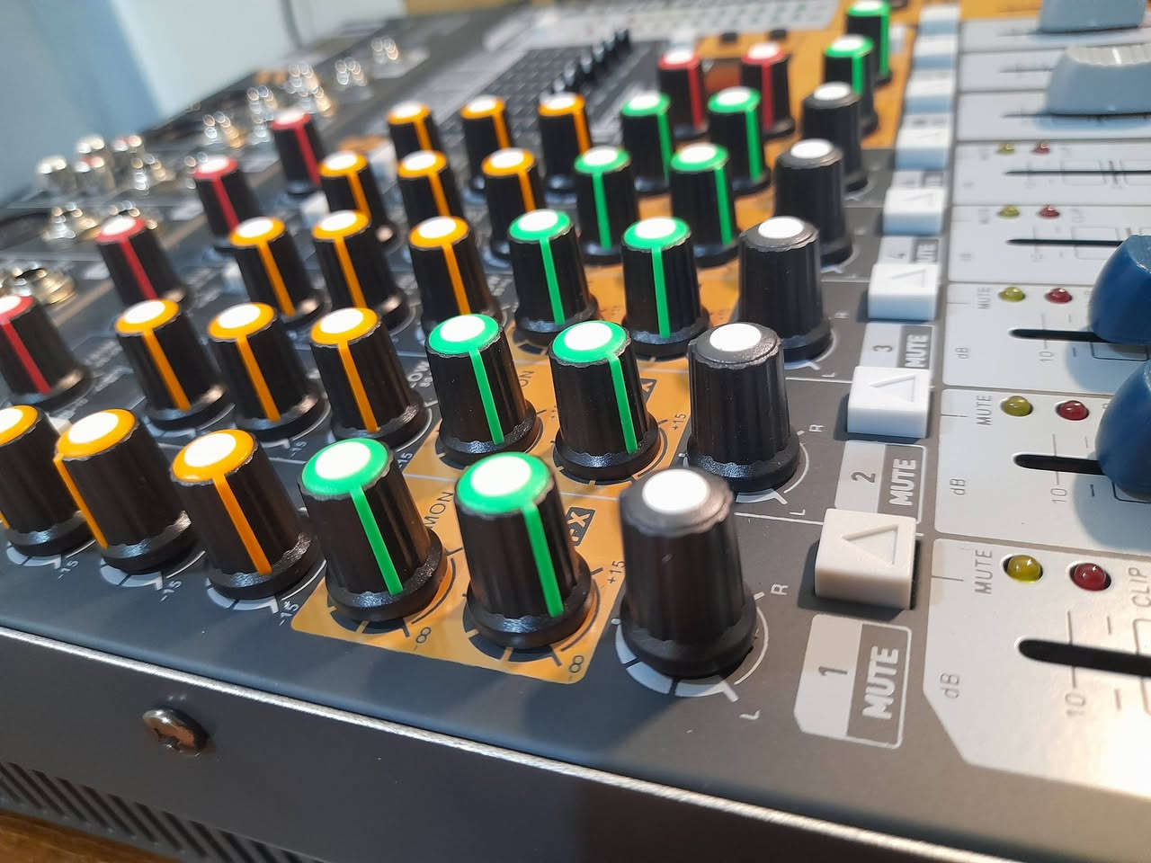 يا الله 
قطعة لا تتكرر دائماً 

📢          مكسر الصوت الاحترافي 
  (   Debra Audio EVA-6  )            

هذا المكسر عبارة عن منصة هندسة صوتية وماسترنك 
اكثر من كونه مكسر ،
يجمع بين المتانة وجودة التصنيع،
 والحداثة في عالم الصوتيات 

مكسر + كرت صوت احترافي  + مشغل بلوتوث
 + معالج مؤثرات صوتية احترافي 

🔥أهم المميزات  🔥

●  تسجيل الصوت الذي على المكسر بكامل المؤثرات 
تسجيل خام ،
من خلال وضع فلاش او الرام في المنفذ المخصص 
ويتم التسجيل بصيغة mp3

● يحتوي على كارت صوت احترافي 
يمكن ربطه بالحاسوب عن طريق منفذ usb واستخدامه في برامج التسجيل 

● زر تصفية الصوت: 
يقوم بقص الترددات المخفظة مثل صوت الهواء
وضجيج المكيفات واهتزاز المايكروفون .

● يحتوي نوعين من الايكولايزر: 

1 _ جنل ايكولايزر :  
وهو مخصص لكل ميكروفون على حدة
وظيفته: تعديل خامة صوت القاريء .
في ترددات صوته المخفظة والمتوسطة والعالية 

2 _ الكرافيك ايكولايزر :   
وظيفته  التأثير على خامة  الصوت النهائي
 مع المؤثرات المدمجة 
الخارج من المكسر  للسماعات الكبيرة.

●  زر ازالة صوت القاريء في القصائد وبقاء التوزيع والايقاع الخاص بالقصيده 
يتم تفعيله عند نشغيل قصيده من خلال البلوتوث او الفلاش 

● زر (ستاند باي ) 
لأسكات جميع المكروفونات دفعة واحدة دون الحاجة لانزال مستوى السلايدرات واحدة تلو الاخرى 

مع وجود زر كتم مفرد لكل جنل 

• ​ : PFL
 ميزة استماع الصوت في سماعة الأذن قبل رفعه للجمهور. 

(خاصة بمهندس الصوت او الشخص المتحكم بالمكسر )

● سلايدر للتحكم بصوت الخارج للسماعات اليمين واليسار (الموجهة للجمهور )
 لكل جهة سلايدر لليمن ولييسار 

● سلايدر خاص بسماعة المونتر (سماعة المراقبة )
mon send 
الي تكون باتجاه القاريء 
والتحكم بمستوى المؤثرات الداخل عليها 
حتى يستمع القاريء لصوته الطبيعي ولاتشوش المؤثرات على ادائه
 (مثل وجود مؤثر تكرار الكلمات بنسبة عالية )
يتم خفظ المؤثرات فقط من جهة سماعة المراقبة 
الي تكون باتجاه القاريء 

● معالج المؤثرات الرقمي dab 16 

يحتوي على 16 مؤثر صوتي  جاهزاً
 (من صدى القاعات إلى تكرار الكلمات اي الريفيرب ) 

مع شاشة رقمية لعرض رقم المؤثر 
مع أزرار التنقل بين المؤثرات
والاختيار من بين 16 اعداد جاهز للمؤثرات الصوتية

● خاصية الريبيت : 

تحكم اكثر بتكرار الكلمات من خلال الزر المخصص لها 
(مفيد لمجالس الشور )

● خاصية المؤثرات بتقنية السيند : 
(Send)

خاصية السيند لها ازرار دوارة وسلايدرات في هذا المكسر ،

وظيفتها كالاتي 
 لا تضع المؤثرات مثل الصدى وغيره
 على الصوت مباشرة وتؤثر على ملامحه ،
وانما يكون المؤثر بمحاذاة الصوت ، 
ويتم التحكم بمقدار دخول المؤثرات على الصوت 
من خلال السلايدر ،
وهذه هي الخاصية المستخدمه  في الاستوديوهات الاحترافية 

سعر الجهاز : 160


**إذا كنت صاحب هذا الإعلان وتريد حذفه لأي سبب، رجاءا أرسل رسالة إلى الدعم الفني**