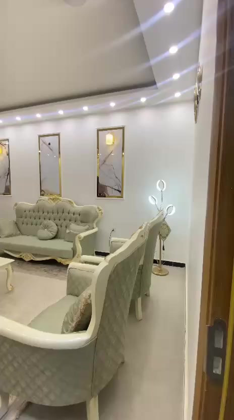 للبيع بالاقساط 
٠للبيع دار مساحة 200 متر طابقين 4 غرف نوم 
 موقع ممتاز مجمع الأميرات2  مربع اول  بلوك7
 إضافات غرف جبسون بورد مخزن تعلية السياج 
 يباع  بمقدمه  ١١٠ مليون ولباقي أقساط للعقاري 
للأستفسار اتصل *********** مكتب الامراء
