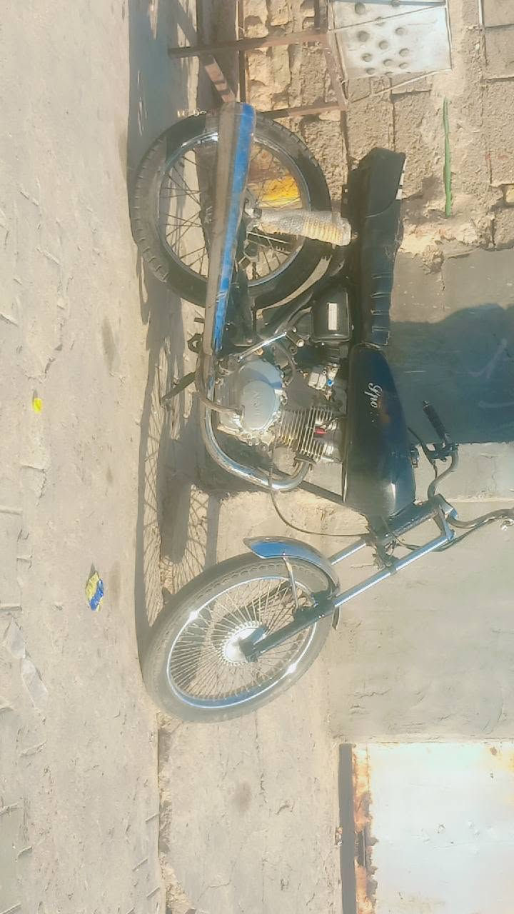 سلام عليكم دراجة البيع دوات شاصي مكفول تواير جدد مكينه نضيفه دبلات وره جدد وياله جدد كابريتر جديد المكان المجر الكبير رقم الهاتف ***********
