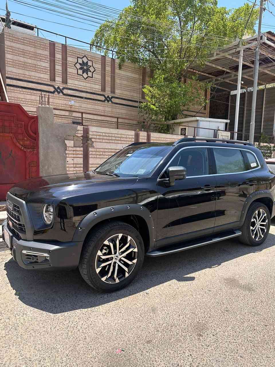 للبيع | هافال داركو 2022 (Haval Dargo)

🚗 موديل: 2022  
⚙️ المحرك: 2.0 لتر تيربو (4 سلندر)  
🏁 القوة: 196 حصان  
💪 العزم: 325 نيوتن.متر  
🔄 ناقل الحركة: أوتوماتيك دبل كلج (DCT) 7 سرعات  
🛞 الدفع: رباعي (4WD)  
⛽ سعة خزان الوقود: 61 لتر

المواصفات:
✅ فتحة بانوراما  
✅ شاشة وسطية كبيرة 12.3 إنج  
✅ شاشة عدادات رقمية  
✅ كاميرات 360 درجة  
✅ حساسات أمامية وخلفية  
✅ تشغيل بصمة ودخول ذكي  
✅داتا شو
✅ مقاعد جلد  
✅ تدفئة وتهوية للمقاعد 
✅ شاحن لاسلكي للموبايل  
✅ Apple CarPlay  
✅ مثبت سرعة ذكي (Adaptive Cruise Control)  
✅ نظام المحافظة على المسار  
✅ تحذير من الاصطدام الأمامي مع فرملة طوارئ  
✅ أنماط قيادة متعددة: عادي – رياضي – ثلج – رمل – طين  
✅ جنوط ألمنيوم قياس 19 إنج  
✅ إضاءة LED أمامية وخلفية

📍السيارة نظيفة مغلفه ppf بيهه بابين جهه الراكب مصبوغات وبارد قليل بل الصندوق وبارد جدا قليل بل البند شيء لا يلاحض والحداده بيهه قطع مستهلكه يعني مو حداده عامه بس يرادلهه حداده
العنوان البصره 
***********
