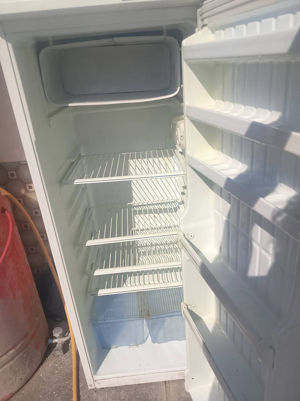 سلام عليكم ثلاجه حجم وصط للبيع السعر 90 وبيها مجال الثلاجه خير من الله تبريدها وثلج 🥶 الشراي يتصل ***********واتساب طريق السنيه حي الامين
