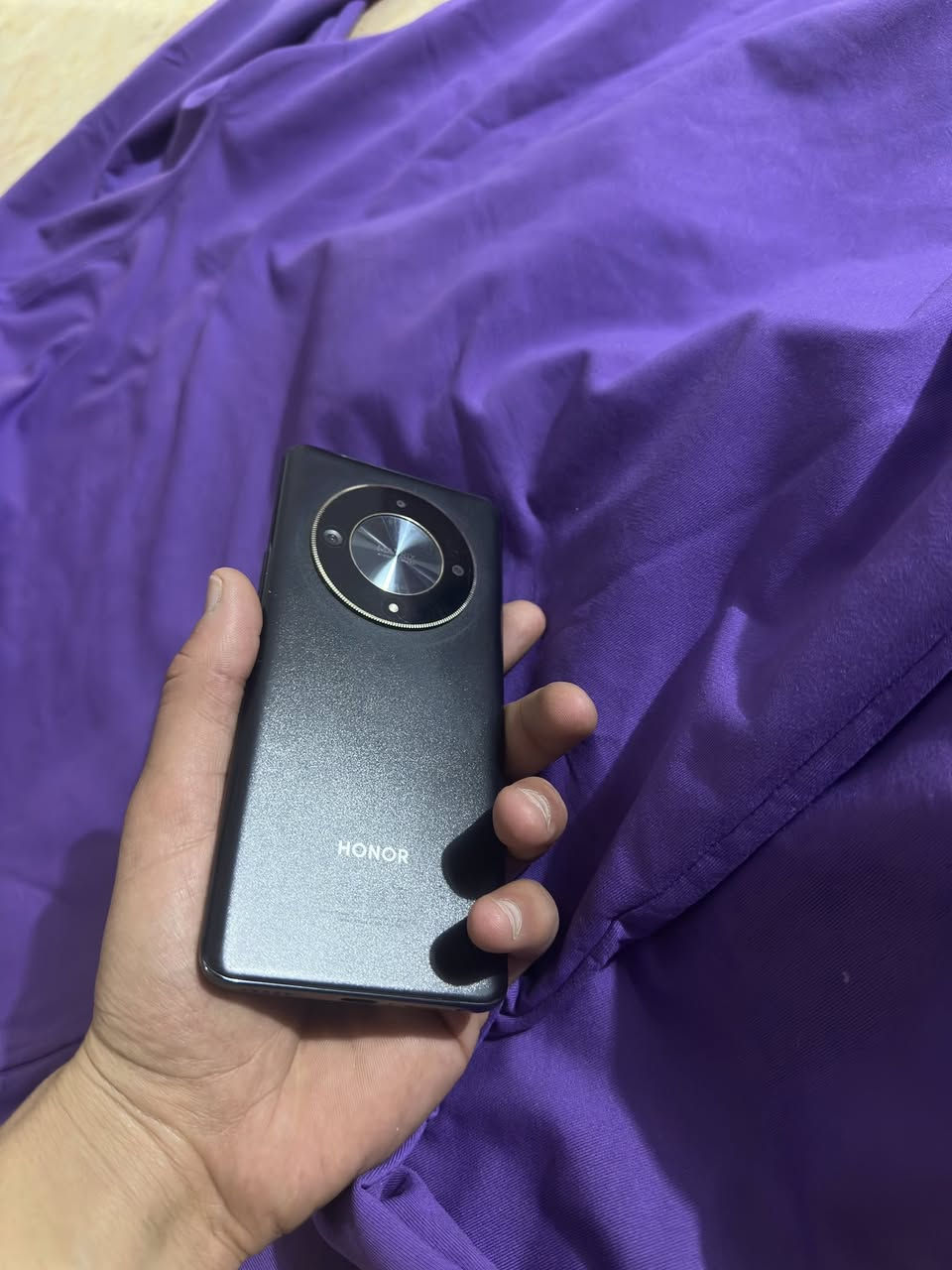 هونر x9b ذاكره ٢٥٦ رام ١٢ السعر ٢٢٥ ًً.   …***********      ملحقاته كارتونه +شاحنته الاصليه
