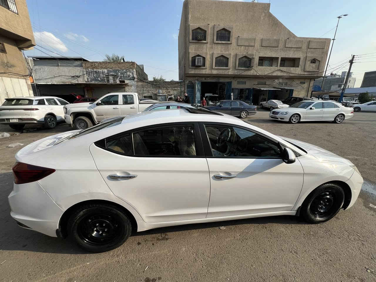 سلام عليكم النترا للبيع 2020خليجي فول فتحه شاشه بصمه صدر محرك مكفول كامل وسياره هم بس ما عده الباب الخلفي من يم السايق بي ضربه شبرين ويم الصدر الجاملغ بي بارد شبر سياره خير من الله وكدامك  وسياره بسمي  ***********
