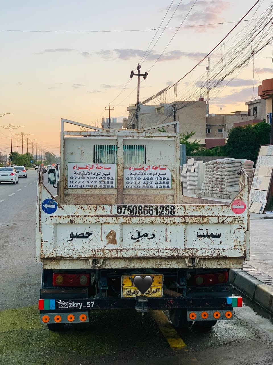 سلام عليكم شباب ازوزه للبيع مكينه ١١٢ بيه نفخ صرف سياره بلاديه رقم دهوك العنوآن موصل شرط وكاله وتحويل 
*********** *********** #الجميع السعر ٨٥$
