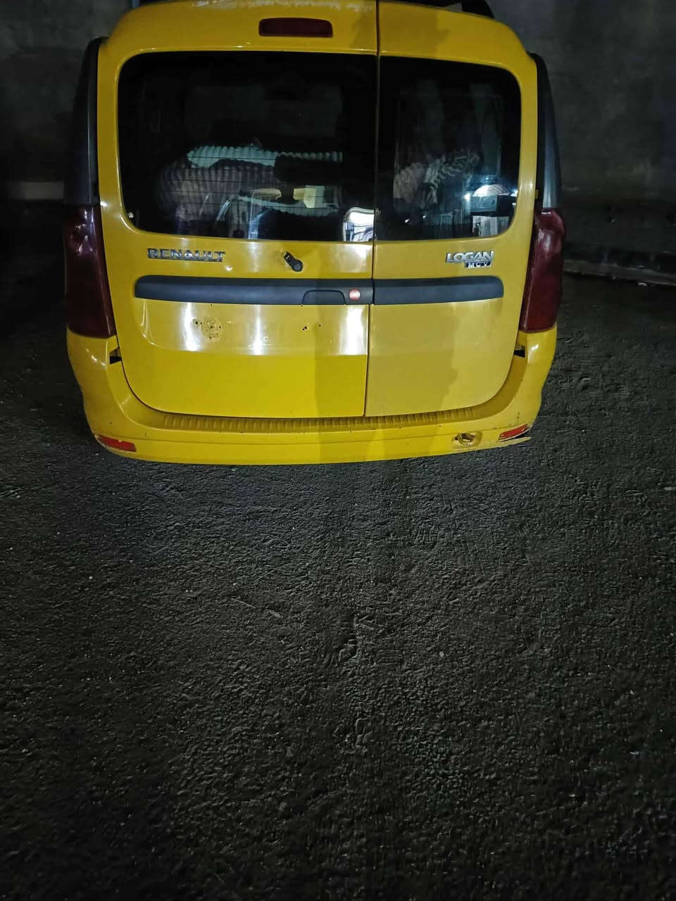 سلام عليكم سياره رينو لوكان سبعه راكب مديل ٢٠١٢ سياره نضيفه تخم تايرر ضفيره جديده بيهاا قاصرين سياره ماتداوركوم حديد سياره سعر ١٨ ورقه وبيهاا،، مجال مكلف بل نشرر رقم ***********،،،مكان سماوه،
