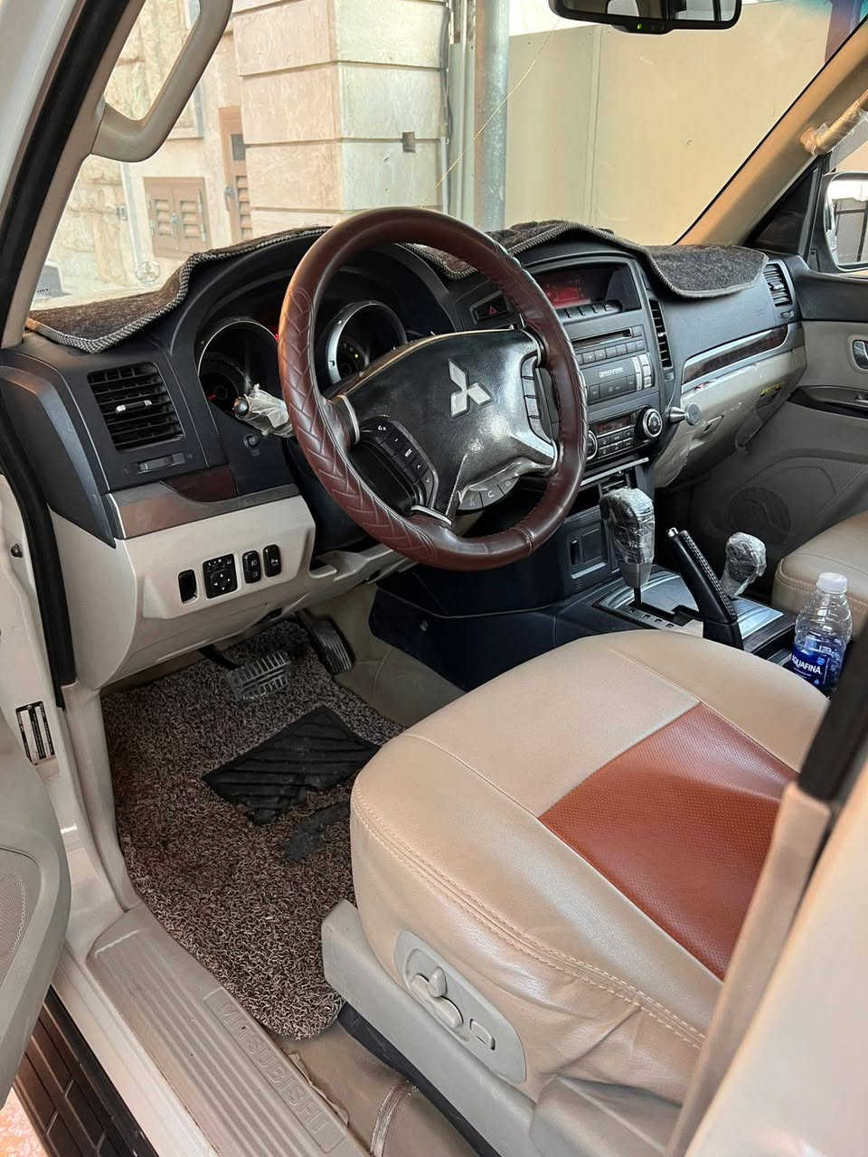 السلام عليكم باجيرو حبتور فول  2014 سياره اخت الزيرو سبير منازل ارضيه مغلفه من زيرو و الكشنات مغلفه من زيرو بيه شبرين بارد فقط كير ومكينه كفاله عل فحص رقم بغداد تحويل ثاني يوم عنوان بغداد السيديه   السعر اتصل عل رقم وتساب***********
