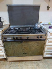 طباخ • نضيف • عيونه شغاله