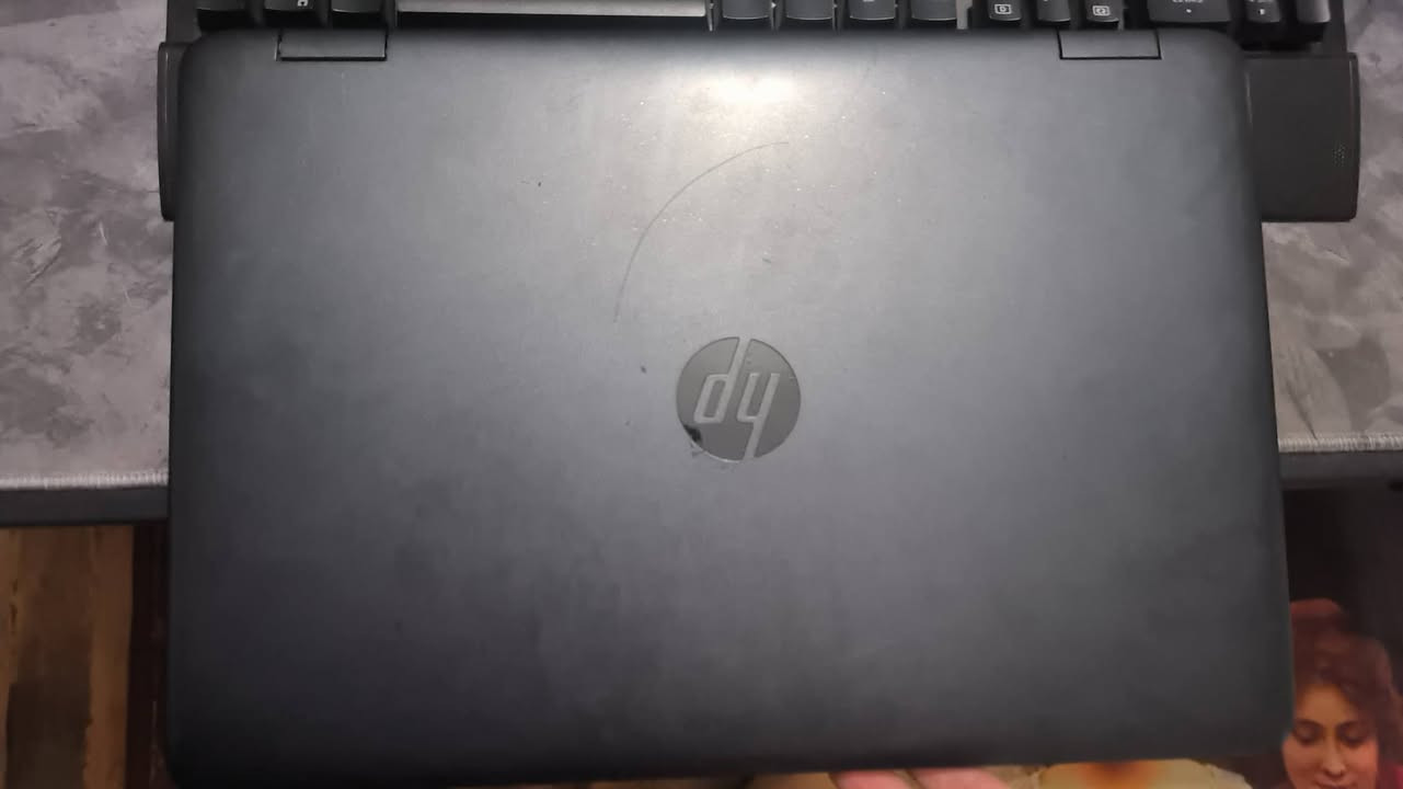 للبيع لكطة صيد وسعر حارق لسرعة التصريف: لابتوب HP ProBook 650 G2بحالة ممتازة ونظيفة جداً بحالة الوكالة.
المواصفات الفنية للجهاز:
​المعالج (CPU): Intel Core i5 (الجيل السادس 6th Gen) - أداء قوي وسلس جداً للمهام المكثفة والدراسة.
​الشاشة: بمقاس 15.6 بوصة بدقة عالية (مرغوبة جداً للمشاهدة والقراءة).
​الكيبورد: كيبورد كاملة تحتوي على الجزء الرقمي الجانبي (NumPad) مثالية لجماعة المحاسبة والتداول والسرعة بالكتابة.
​المنافذ: يحتوي على منفذ USB Type-C الحديث، ومنافذ USB 3.0، ومنفذ DisplayPort، مع قارئ أقراص DVD وسواقة كاملة.
​البطارية والنظافة: نظيف جداً والبطارية بحالة ممتازة.
​⚠️ ملاحظة حرجة وقاطعة للإحراج:
اللابتوب شغال 100% وما ملعوب بيه نهائياً، لكن البيع (بدون رام وبدون هارد) الجهاز مثالي جداً لأصحاب مكاتب الصيانة، أو الفنيين، أو أي شخص يريد لابتوب بمواصفات قوية بسعر بلاش (بس يشدله رام وهارد وينزل نظام ويتوكل على الله).
​💵 السعر قفل قفل ومن الأخير لسرعة البيع: 115,000 دينار فقط.
​🤝 طريقة الاستلام:
تشرفني وتنورني بالمكتب، تفحص اللابتوب على الباور والـ BIOS براحتك وتشرب استكان شاي معدّل وتتوكل، أو متوفر توصيل سريع لباب بيتك داخل بغداد ولجميع المحافظات.
​القطع النظيفة مثل هذي ما تطول، اللي  ويريده يدزلي اسمه ورقم تلفونه بالخاص فوراً.


**إذا كنت صاحب هذا الإعلان وتريد حذفه لأي سبب، رجاءا أرسل رسالة إلى الدعم الفني**
