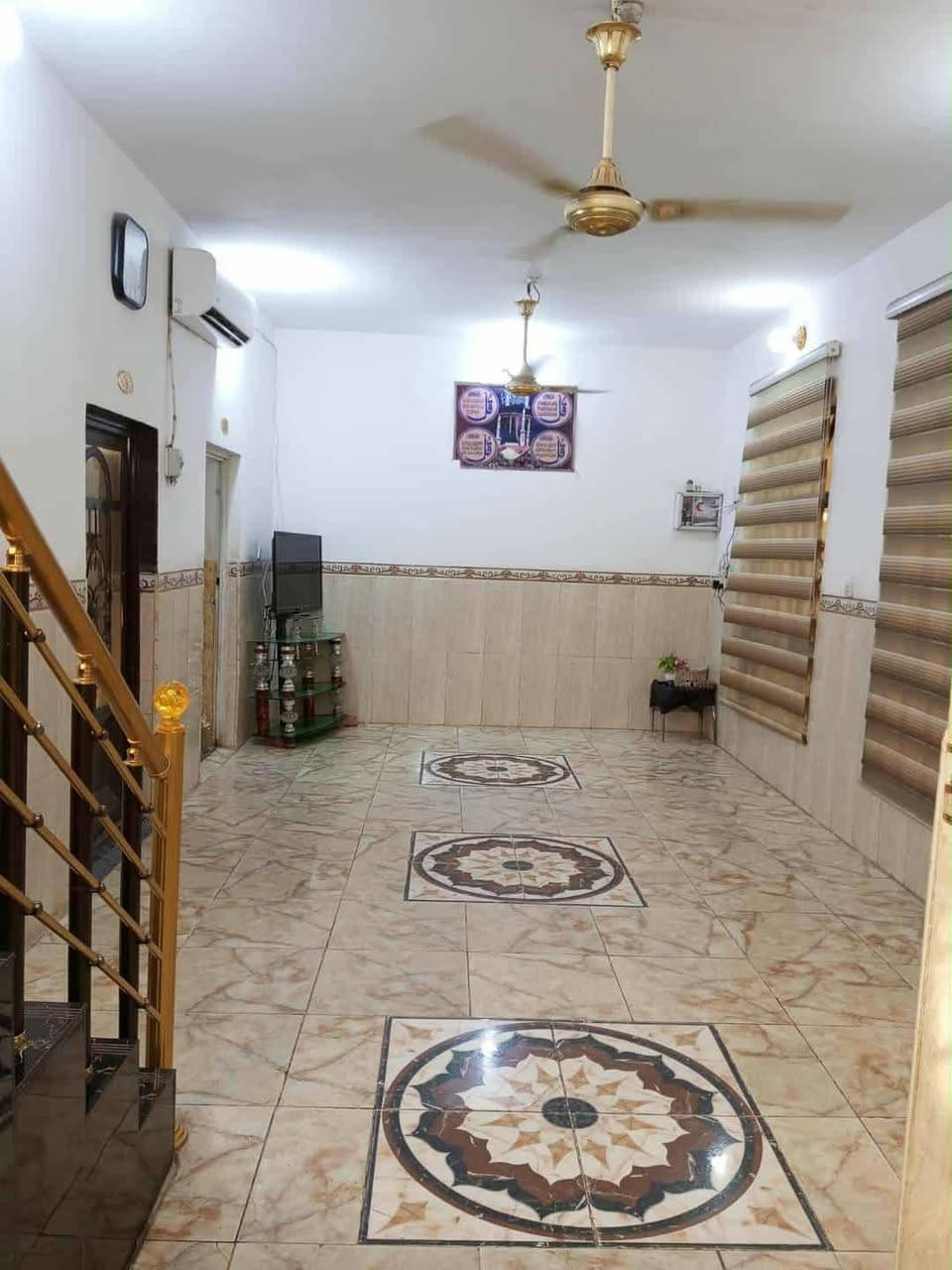السلام عليكم
بيت   زراعي  ٣٥ مساحة  ٢٢٥ متر مربع واجهة  ١٥ نزال ١٥

شارع  عرض ٨ متر  قرب مخازن الغذئيه  يبعد عن باب الخروج مطار النجف حوالي ٦٠٠ متر 

يتكون من ثلاث غرف نوم  ٦×٤ مع صاله ١١ ×٤ مع استقبال 

٨ ×٤ مع مطبخ ٥×٤  مع اثنان  حمامات  داخليه وخارجيه

مع كراج ومسقف  خدمات ماء  وكهرباء  وطني ومولده شارع  يوجد خطوط لنقل الطلاب  وخدمات بلديه 

السعر المطلوب ٣٩ مليون مع  مجال محدود 

من صاحب الدار مباشره ***********
