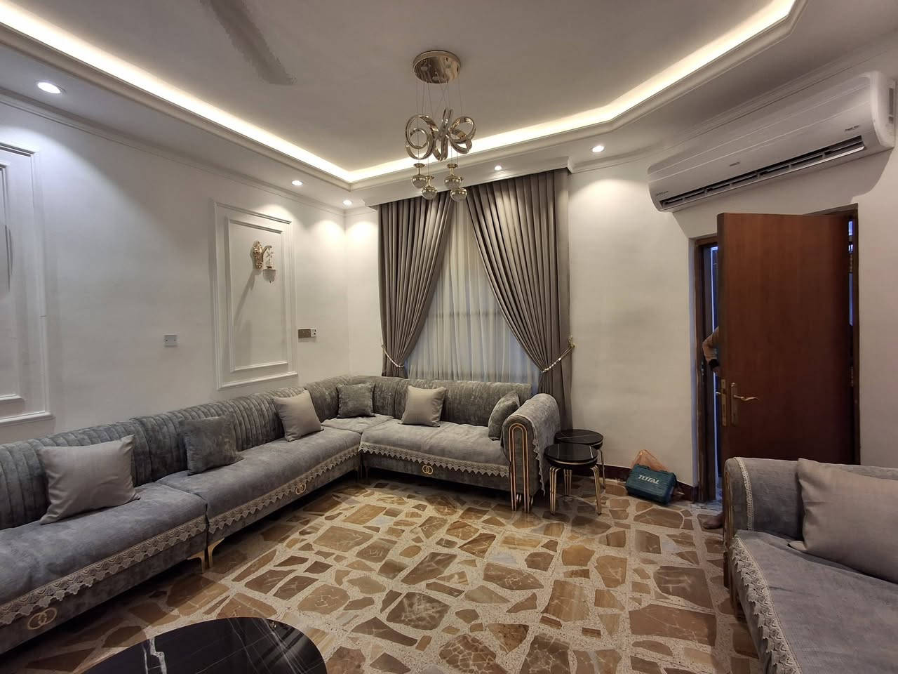 بسم الله الرحمن الرحيم
اللهم صلي على محمد وعلى ال محمد 
مستعدون لعمل كافة اعمال الجبس بورد والديكورات الملكيه مع الطلس والصبغ وشد الاناره (عدا تكاليف مشتراة الانارة ) 
كادر مميز واسعار مناسبه ومن الله التوفيق والرزق للجميع 
للتواصل مراسلة الصفحه او الاتصال بالارقام يوجد واتس اب 
***********
***********
