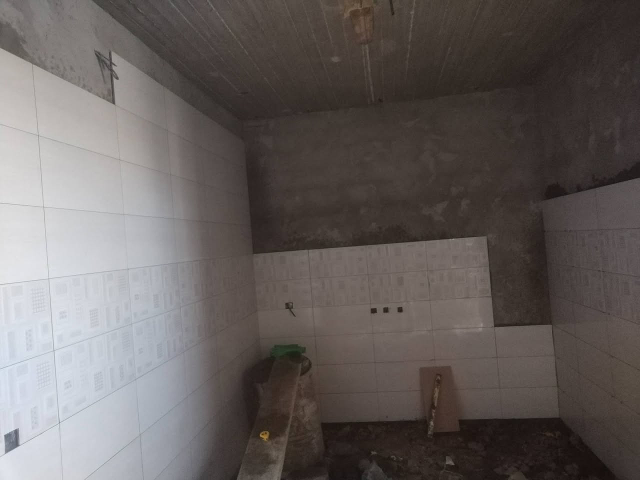 سلام عليكم خلفة سيراميك شغل درجه اولئ  60في30و120في60بورسلاين 60في60 عنوان نجف الاشرف  *********** ! الحجز ولاستفسار
