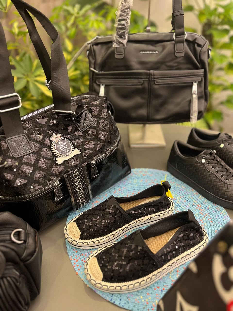 #الاسود_يليق بيكِ سيدتي

وفرنا الكم اجمل تنسيقات اللون الاسود 

لان اناقتج تهمنا 

للحجز والاستفسار يرجى مراسلة البيج عالخاص
او عبر الرقم ***********

توجد خدمة توصيل كافة محافظات العراق
 بغداد 5 الف
المحافظات 6 الف 

#اناقة_حقائب_ماستر_كوالتي_عالي_ 
#بنات_العراق_شباب_العراق 
#اسود_ 
#احذية_نسائية_بجودة_عاليه
