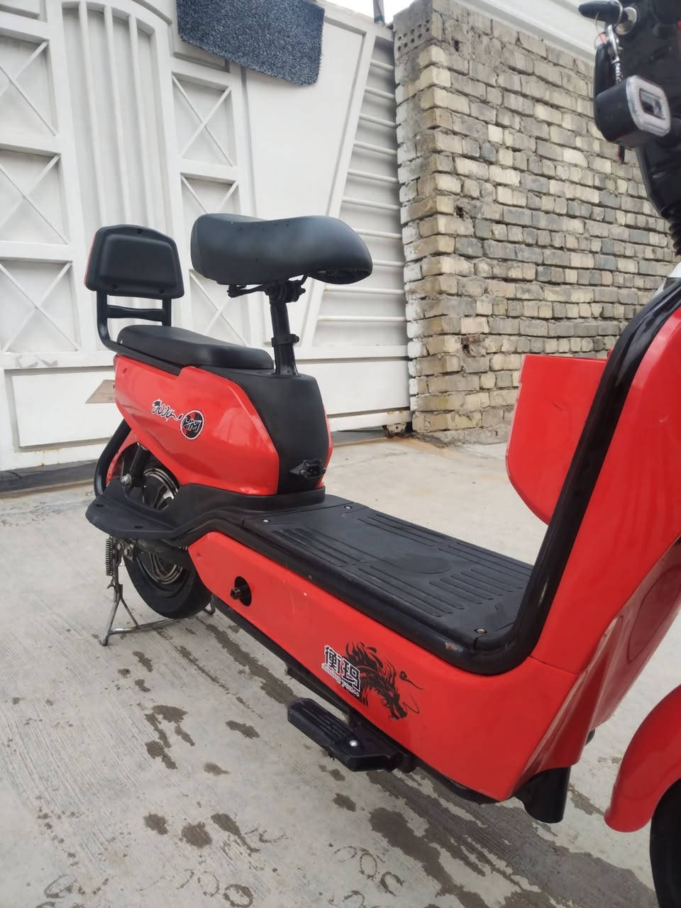 السلام عليكم دراجه شحن حجم 14 دراجه بعده لوك جديده كلش 4 بطاريات سرعته 50 km 
وياه بصمه وسويج وشاحنه الاصليه 
العنوان بغداد الامين الثانيه 
السعر 250 الف 
رقم ***********
