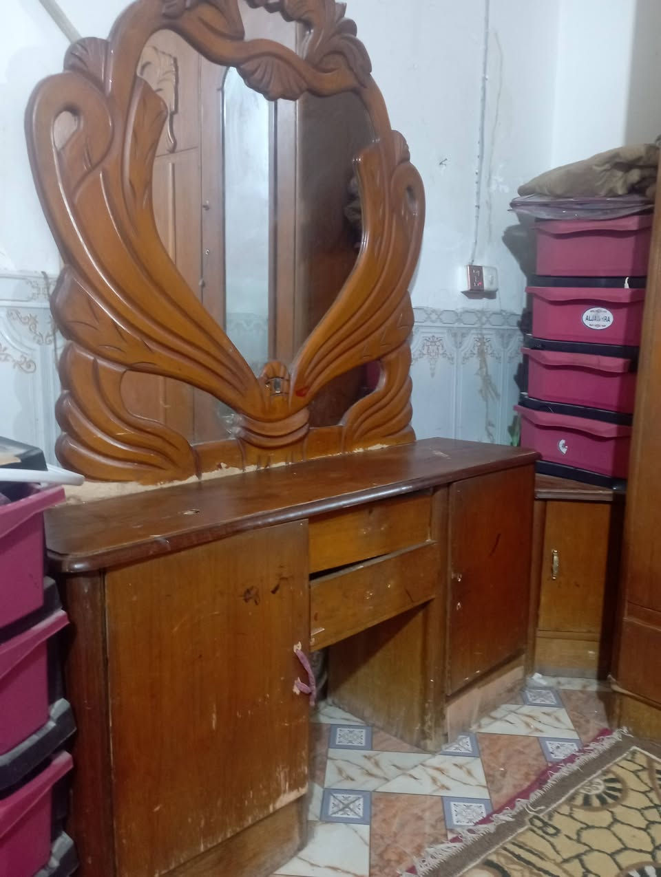 السلام عليكم
غرفة اخشاب مستخدمة للبيع 
الاستفسار ***********
