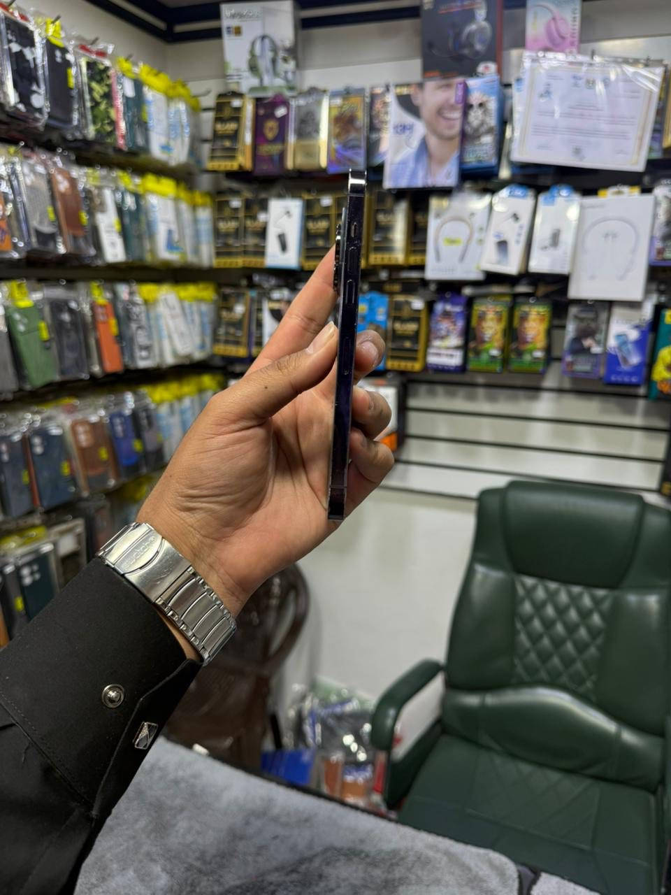 14 برو ماكس
ذاكره 256 
نموذج M تك سيم 
بطاريه 97 
شرط ما مفتوح 
سعر الجهاز 810 
شراي خاص او اتصل 
*********** 
***********
