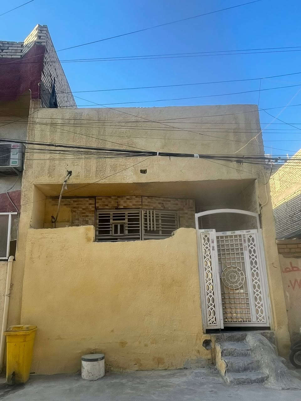 سلام عليكم بيت مساحه 75متر نضيف طابق ونص السعر 75مليون العنوان الشعله شارع ابو الدهن قرب اساواق دادا الرقم ***********
*********** متوفر واتساب
