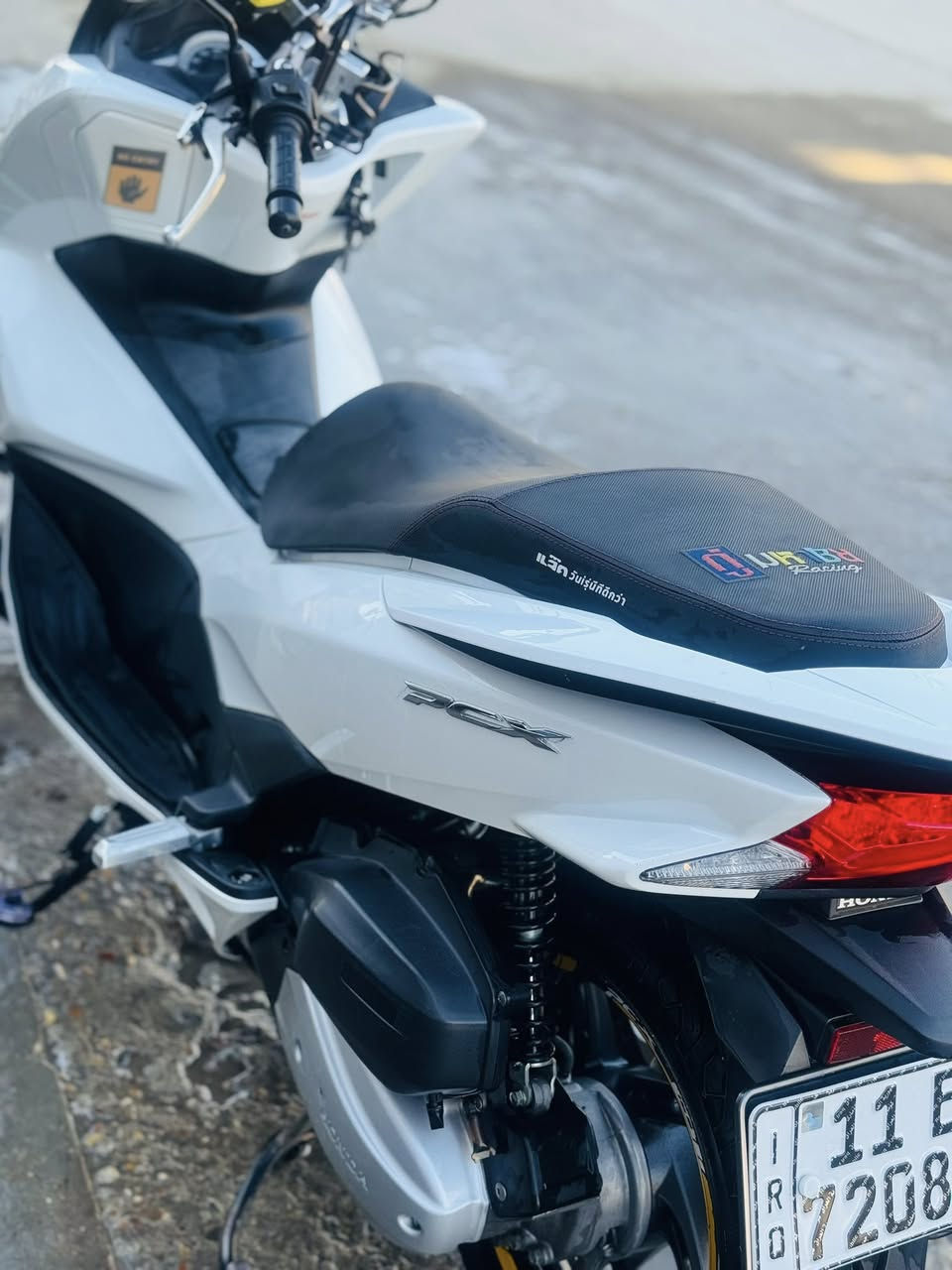 السلام عليكم pcx للبيع رقم وسنويه جاهزه من كلشي دراجه جديده مكاني بغداد الشعب شارع الصحه كفاله عامه 
***********
