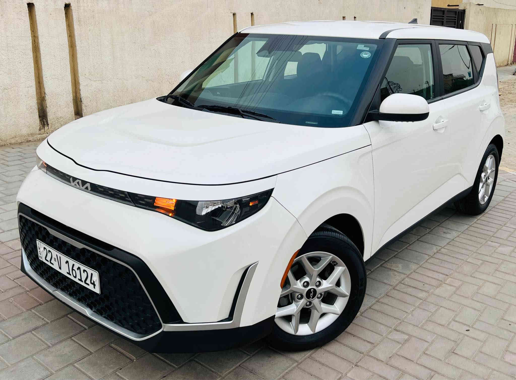 السلام عليكم ((للبيع فقط بدون مراوس))                
كيا سول ( موديل 2023 ) ( الشكل الجديد )
 ( بجم كبس ) ( بدون ايرباك ) ( لون ابيض )
رقم اربيل  ترقيم جديد هزه فحص كله جديد
بسم شركة معروفه وكاله او تحويل مضمون100‎%‎ 
هزة مال السيارة 100‎%‎ ( السيارة جديدة جدا )
ضرر السيارة جدا بصيط شخط بلبابين والجاملغ بجم كبس بدون اي دواخل بدون ايرباك
( ماشية 35 الف مشي امريكا فقط ) ترقيم جديد
( موصفات S )
رادار جانبي نقطه عمياء  
محرك 2000 دوش  
رادار امامي. تنبيه توقف ذاتي
تحديد مسار 
اطفاء ذاتي عند التوقف السيارة
ويل كب بلادي شركة
تيرات نكسن بلادية مال شركة
شكن USB خلفي
شاشة حجم كبير + خزن ميموري 
نضام car play لعرض الهاتف والخرائط
فول تحكم ستيرن كروس سرعة
3 وضعيات قيادة
شاشة جبيرة
صندوك بصمة 
دسكات خلفي امامي 
ارضيات الشركة + كتلوكات الشركة
سبير وعدة الشركة
السيارة على وضعية الشركة
سيرفس كامل دهن+ فلاتر السيارة كاملة مكملة
لسيارة جاهزة بدون اي نقص واي مصرف مابيها  
مكاني بغداد / شارع فلسطين
اي ستفسار هذه رقمي/ *********** وتساب بغداد
